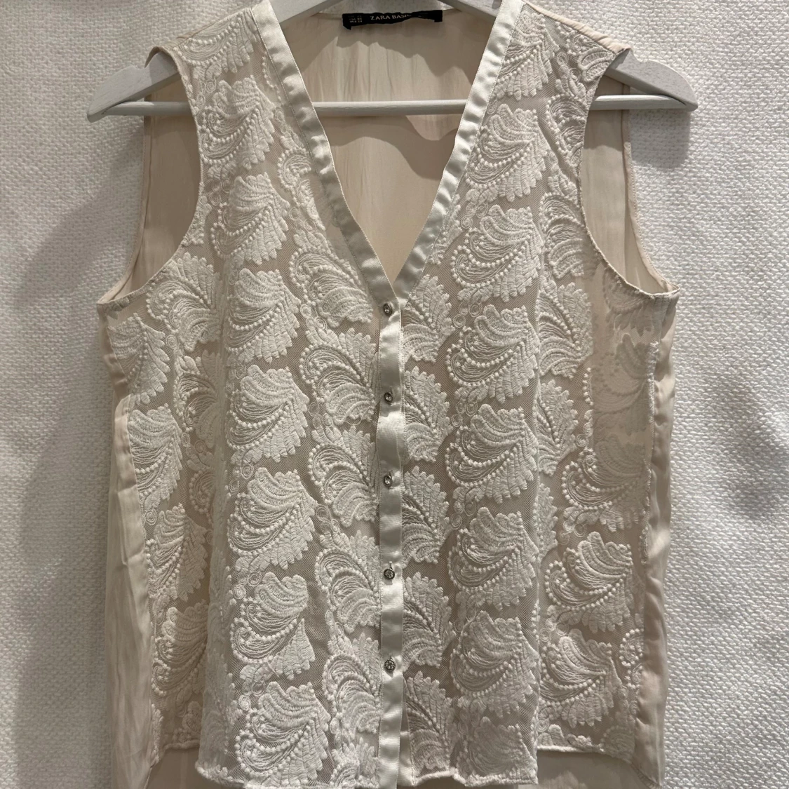 Ljus cremefärgad topp