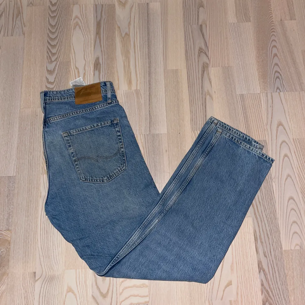 Tja säljer nu ett par Jack and Jones jeans i färgen ljusblå då jag inte använder dem längre. Jeans & Byxor.