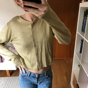 Glittrig kofta 🌟🌟 - Finaste glittriga koftan köpt second hand för några år sedan 🤍Ursprungligen från lindex 🌟🌟Väldigt fint skick, ser knappt använd ut 😇Oklar storlek men passar mig som är xs/s !!