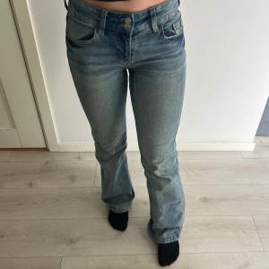 Low waist jeans i bra skick, använda ett par gånger men finns inga defekter☺️storlek 32 sitter perfekt i längden för mig som är 160cm lång