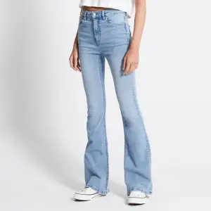 Säljer dessa jeans från lager fast i en mörkare färg (sista bilden) i modellen snake flare. Kom privat för frågor eller mer bilder 