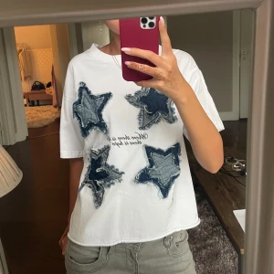 Cool t shirt - Så himla cool och populär t-shirt, aldrig använd och som ny! Kom privat för fler frågor och funderingar 💕