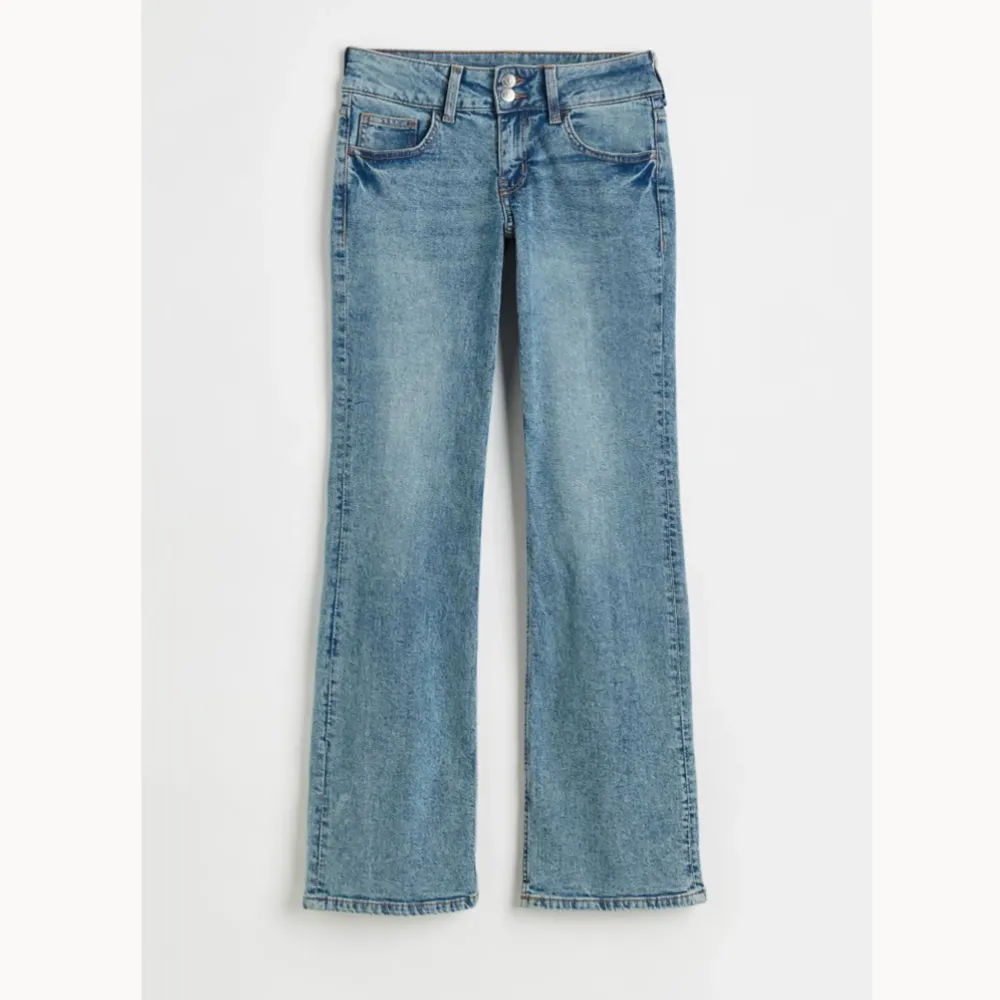 Säljer de populära jeansen som har trendat i ett par år, helt slutsåld och är det konstant. Jättefin kvalite och inga defekter! . Jeans & Byxor.
