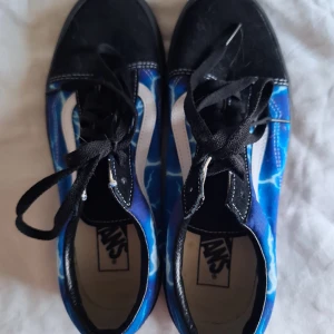 Mönstrade Vans blå svart med blixtar  - Jättefina Vans i blått och svart  Old skool lightning Vans Storlek 40,5   Använda en gång  Jag har katt 