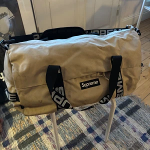 Supreme dufflebag - Bra skick, men några fläcker. 