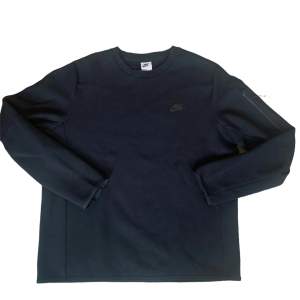 Säljer en svart Nike tech fleece sweatshirt köpt från Nike. Den är i väldigt bra skick och i storlek L. Nypris: 1149. 