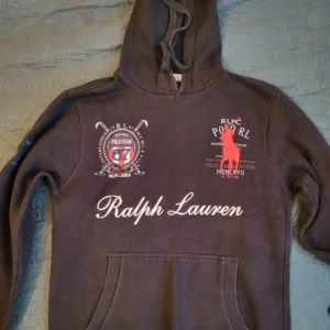 Ralph Lauren hoodie - Sjukt snygg hoodie från Ralph Lauren i storlek M! Den är i helt okej skick, 7/10. Skriv vid funderingar!