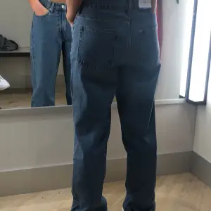 Skit snygga🤩 straight jeans som hänger ner på midjan i storlek S