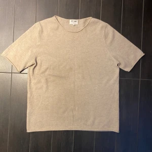 Soft Goat Tröja Beige - Nypris: 2200 kr  Extremt bra skick!  Som nyskick Storlek: XL (kan även passa L)
