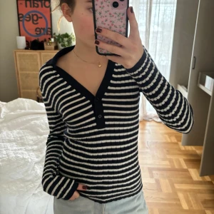 Kashmir tröja storlek S - Superfin 100% kashmir tröja från Lisa Yang. Köpt för 2600kr och är i nyskick.