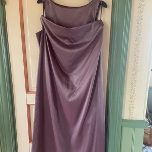 Fest klänning  - Fest klänning, fin 2 delad fest klänning, från Vero Moda. Toppen är i stl 38 och kjolen stl 40. Sprund nertill på kjolen.  Använd 1 gång.