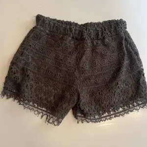 Jättesnygga spetsshorts, liten defekt på andra bilden men inget märkbart💗