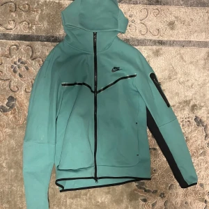 Nike tech  - Nike tech Washed teal är färgen använd antal gånger 