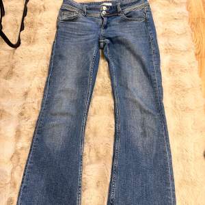 Fina par jeans från Gina Tricot (barn)  Blåa, bootcut och nya. I size 158