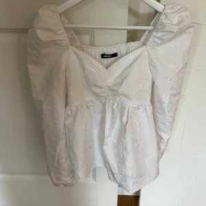 Vit blus - Säljer denna vita blus från bikbok då den inte kommer till användning. Fint skick. Skicka för fler bilder.😇💕