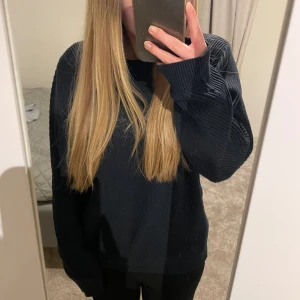 Ribbstickad tröja - Säljer denna marinblå ribbstickade tröjan från Weekday. Använd ett fåtal gånger och är ganska stor i storleken så skulle säga att den passar S/M. Tryck gärna på köp nu!🙌🏼😊