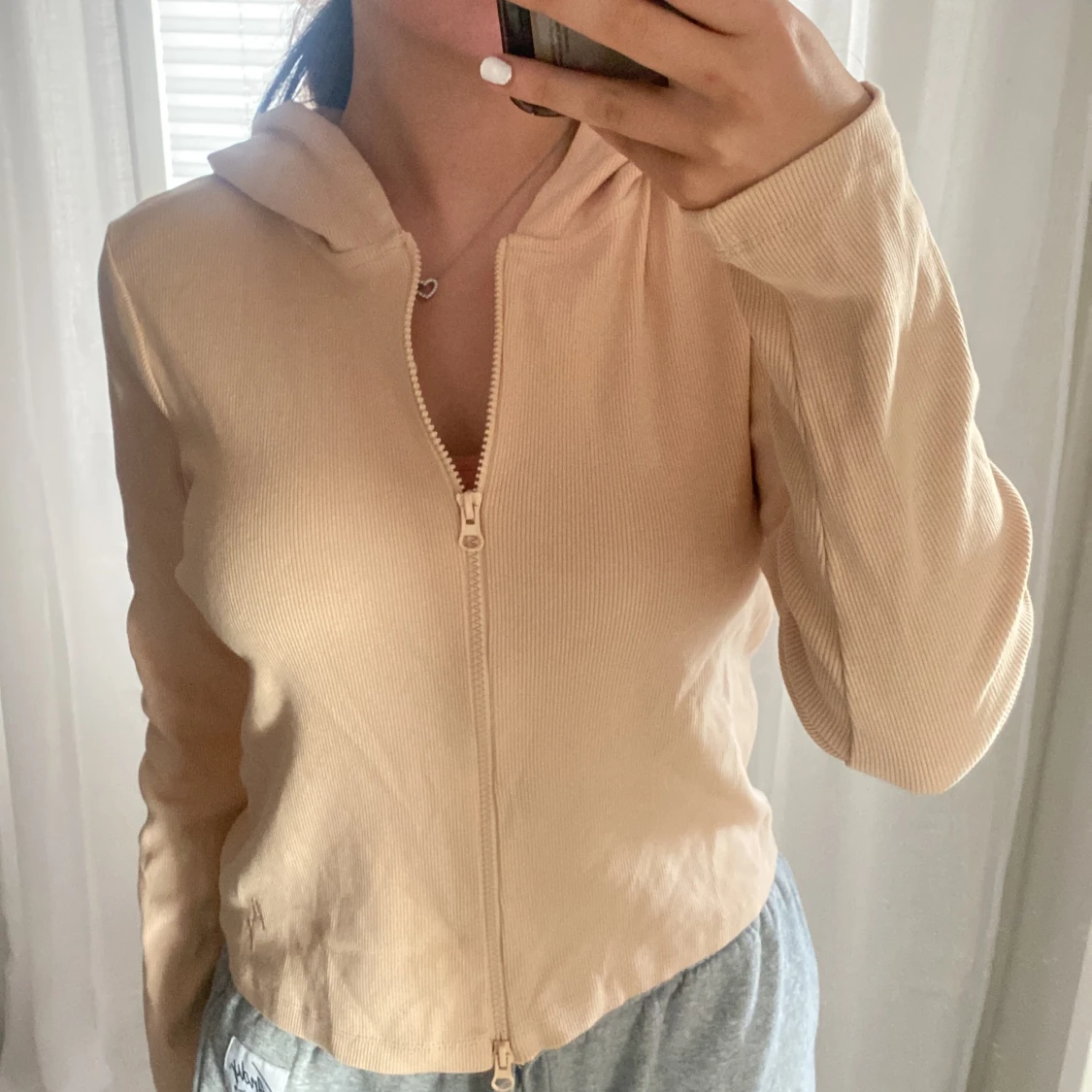 Beige tröja med dragkedja och luva - 90