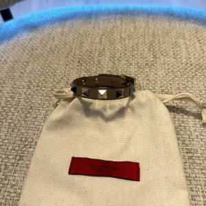 Valentino armband - Säljer mitt äkta valentino armband som är ganska slitet, köpt för 3 050kr💕Säljer för 499kr pga defekterna. 