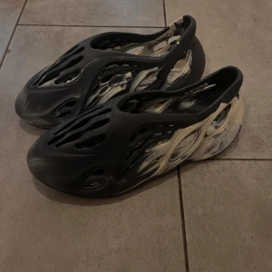 Yeezy Foamrunners - Size 43