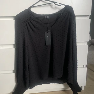 blus - jättefin blus från vero moda, helt oanvänd! lappen kvar🎀
