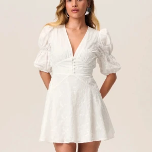 Adoore sicily mini dress  - Vit klänning från Adoore i storlek 36. Klänningen är i nyskick, helt oanvänd med prislappen kvar. Det är en perfekt studentklänning som är helt slutsåld hemsidan. Säljer, eftersom den tyvärr är  för liten för mig 🤗 (Högsta bud är i nuläget 1550)