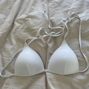 Vit bikinitopp - Vit bikinitopp med knytning i ryggen och nacken Aldrig använd  