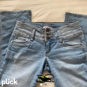 John baner jeans - Säljer dess jeans pågrund av att de var förstora på mig. De är väldigt fina och har aldrig använt. Ps inte mina bilder utan bilderna är ifrån den som jag köpte ifrån. 