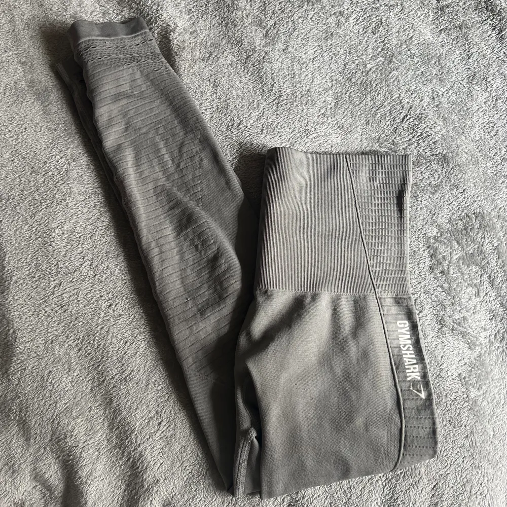 Äldre version högmidjade Gymshark tights i ljusgrå färg. Contour under rumpan. Storlek XS. Smått nopprig här och var, fint skick utöver det <3. Jeans & Byxor.