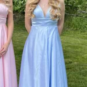 Balklänning - Säljer min blåa balklänning i satin, den är uppsydd hos skräddare så passar mig som är 158🩵🩵 Har en slits men på bilderna har jag tyget över den. 