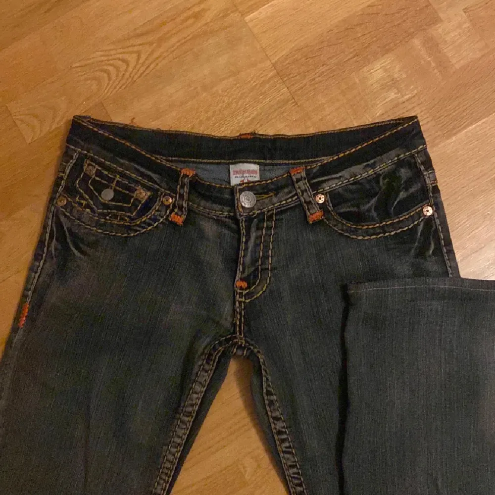Fint skick säljer dem för dem inte kommer till användning längre,storlek 32 pris kan diskuteras💕. Jeans & Byxor.