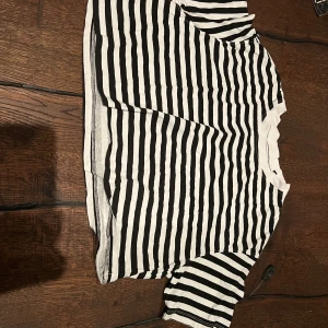 Cropped t-shirt - Randig t-shirt/crop top 