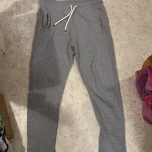 Gråa mjukis byxor  - Knappt använda mjukis byxor, från lager 157, i bra skick