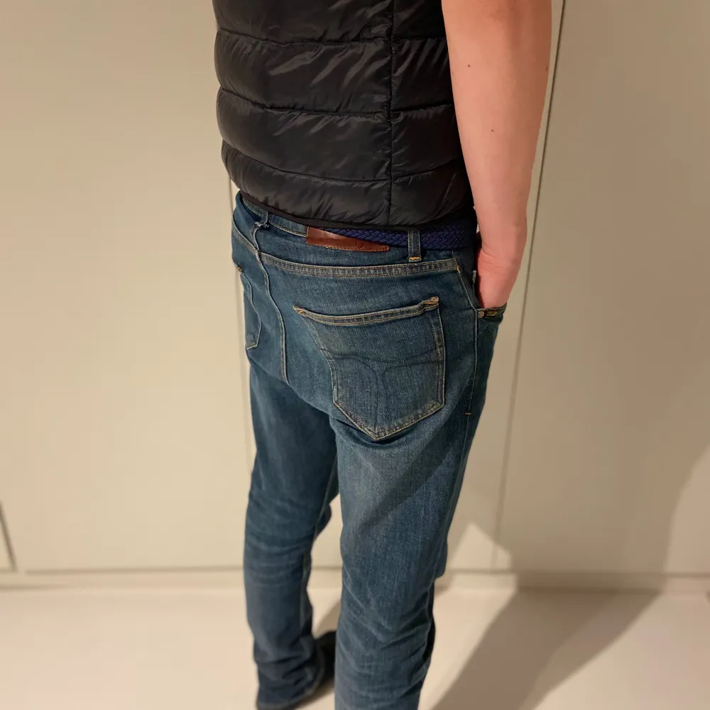 Tiger of Sweden Jeans  |  Storlek: 29/31 -Skicket på jeansen är väldigt bra utan några alls defekter - Vårat pris: 399kr - Nypris ca 1700kr - Modellen är 180 lång och väger cirka 60kg.. Jeans & Byxor.