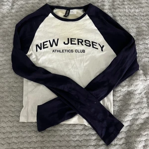 Croppad långärmad tröja  - Croppad långärmad tröja med tryck. Den har liten missfärgning vid nacke och hals(se bild) annars i bra skick💗