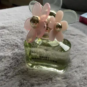 jättegod parfym från kända märket daisy marc jacobs i doften spring! inte kommit till användning hos mig. 50 ml och nypris är 1225 kr 