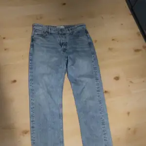 Ett par ljusblåa Jack & Jones jeans i modellen loose/chris