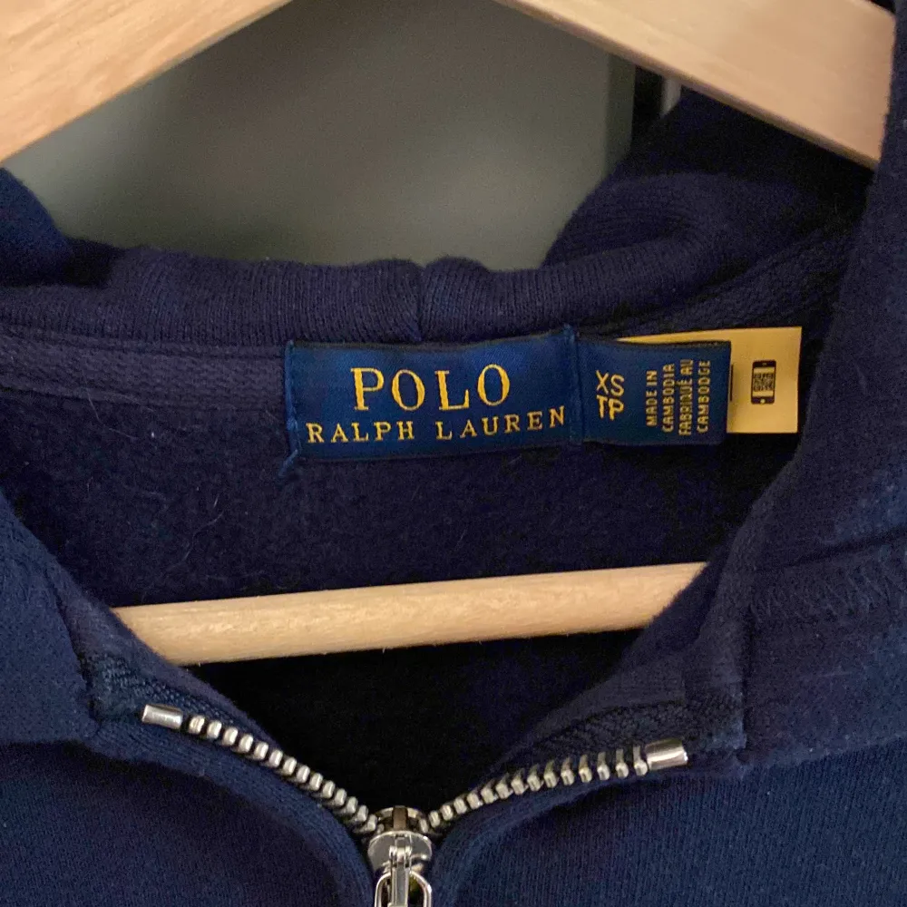 En jätte fin zip up hoodie från Ralph lauren💗 säljs då den inte har använts mycket, så den är i väldigt bra skick! Original pris 2095kr💗. Hoodies.