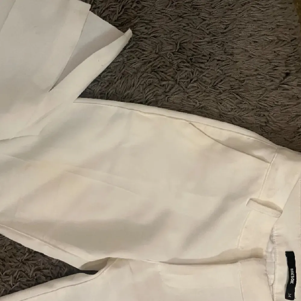 Säljer mina vita kostymbyxor från bikbok då dom inte kommer till användning längre! De är dem lågmidjade 💕. Jeans & Byxor.
