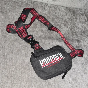 Hoodrich axelväska - Jag fick denna vara dom present och den är köp i JD sport för 370 men jag säljer den för 150 Skick 10/10. Den är använd några gånger men har inga skador. Jag säljer den eftersom jag inte har någon användning av den. Fler frågor? Kontakta mig 