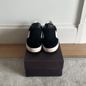 Valentino Flycrews - Valentino Flycrews i grymt skick 9/10 bara använda fåtal gånger,  alla nitar sitter kvar  Det finns även brev från valentino, skosnören, skopåse och skobox och inlägg i skorna med. Fraktar samma dag Storlek 40 men passar större 