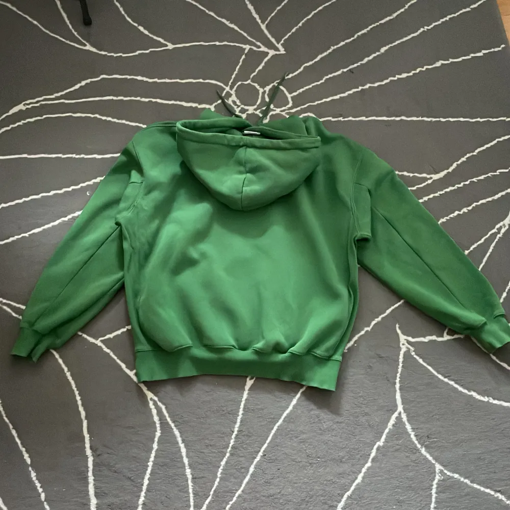 Grön District 46 hoodie. Säljer pga att den är lite för stor. Det är storlek Small fast den är ganska stor i storleken. Inga defekter. Pris kan diskuteras😊. Hoodies.