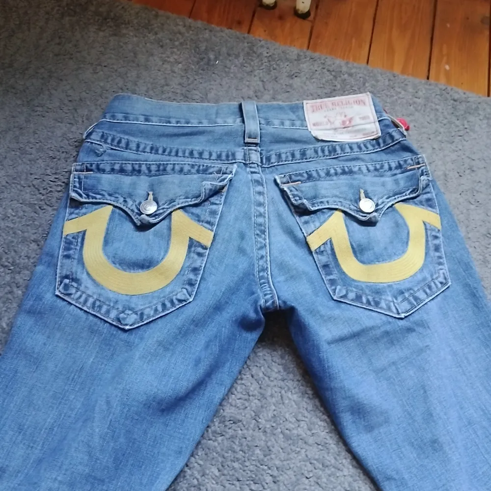 True religion byxor i bra skick, storlek 28. Jag säljer dom för att de är för stora för mig Skriv till mig om ni vill veta mer. Jeans & Byxor.