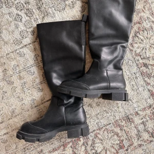 Knähöga boots - Boots från Gina. Nypris 699kr Använda 1-2 ggr