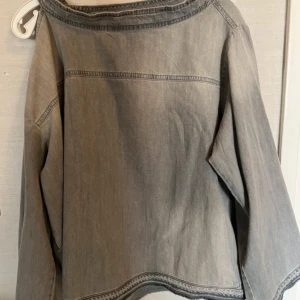 Cool jeanstopp - Off Shoulder jeans topp från Zara  Aldrig använd Nypris 399kr   