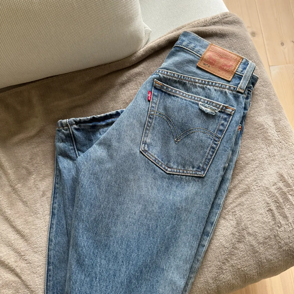 Levis jeans med hål (var så när jag köpte dem i butik, så är original)   Storlek w25 l30 (xs, s) . Jeans & Byxor.