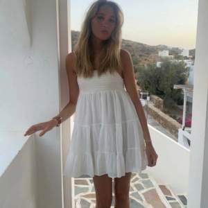Säljer min vita klänning från Zara i storlek S, som knappt är använd. Säljs inte längre på hemsidan, perfekt nu till sommaren och studenten!💘💘 Bilden är lånad! skickar egna bilder vid intresse💗💗