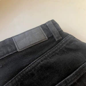 Oanvända monkijeans - Oanvända jeans från Monki, enbart provade. Det blev en för liten storlek och glömdes lämnas tillbaka innan returrätten gick ut, kanske kan de passa dig bättre? 