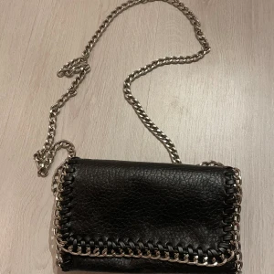 Tiamo väska!! - Jätte fin tiamo väska köptes för 550kr!! Inga defekter eller liknande, jätte bra skick! Skriv för flera bilder eller om du har några frågor!❤️🙌 pris kan diskuteras!!