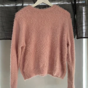 Rosa stickad tröja - Rosa stickad tröja i bra skick.  Möts endast upp i city. Tryck ej på köp nu knappen. 