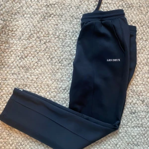 Les deux byxor  - Les deux byxor, aldrig använda eftersom de är för stora. 10/10 nyskick